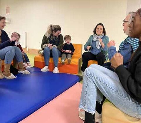 Un atelier avec les parents et leurs enfants. 