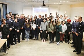 Les marins du Beautemps-Beaupré et les élèves de la classe défense (3eA) au collège Landowski le 12 novembre, en présence de Nicolas Marguerat, conseiller municipal délégué aux Anciens combattants et d’Élisabeth Ferrié, vice-présidente du Souvenir français. @Bahi