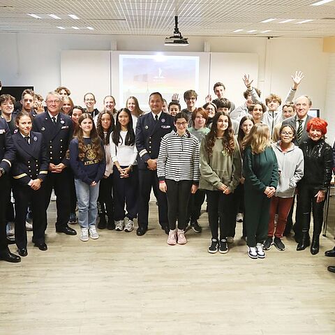 Les marins du Beautemps-Beaupré et les élèves de la classe défense (3eA) au collège Landowski le 12 novembre, en présence de Nicolas Marguerat, conseiller municipal délégué aux Anciens combattants et d’Élisabeth Ferrié, vice-présidente du Souvenir français. @Bahi